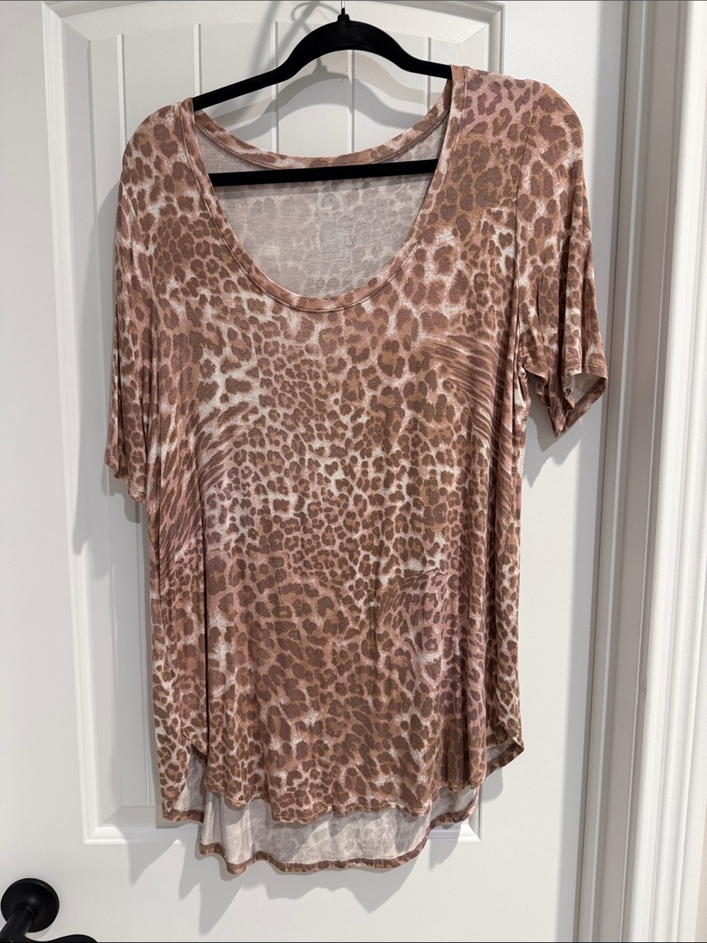 Women's Scoop Neck Leopard-Print Tee - Taupe